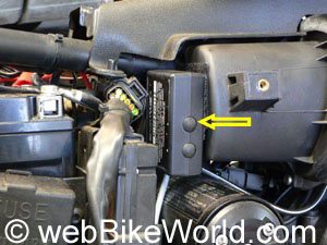 The Sportvue MC1 sending unit mounted behind the air cleaner