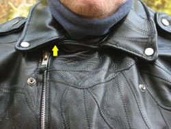Motorcycle jacket with closed collar