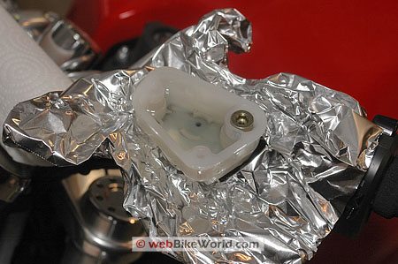 Clutch Fluid Reservoir With Clean Fluid