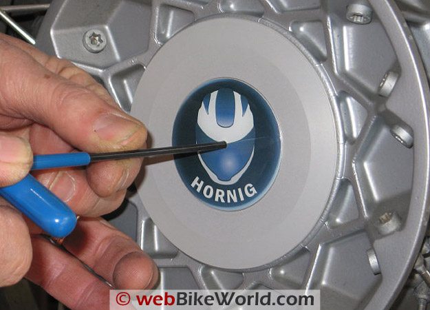 Attaching the Hornig BMW Wheel Cover