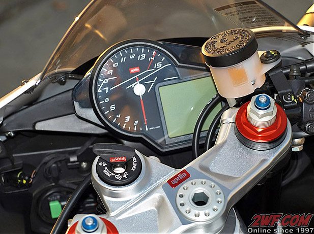 Aprilia RSV4R - Instruments