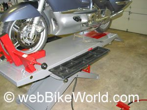 Optional tool tray on table lift side