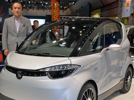 Yamaha president Hiroyuki Yanagi with 2013 commuter car concept