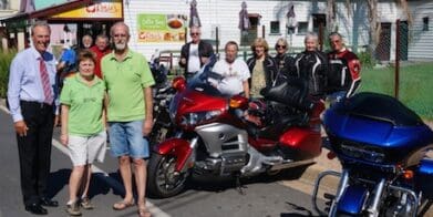 Cr David McMahon with Rob and Sharon Reidy and riders in Inglewood