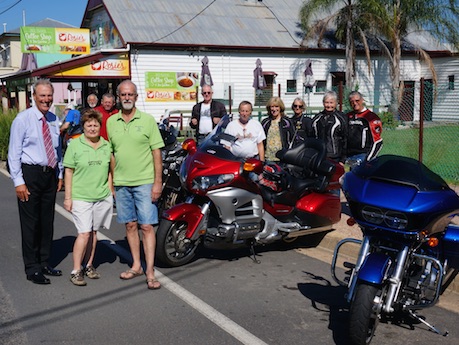 Cr David McMahon with Rob and Sharon Reidy and riders in Inglewood