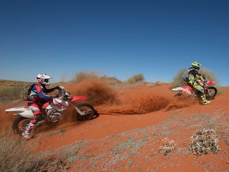 Craig Lowndes in the Simpson Desert with Daryl Beattie
