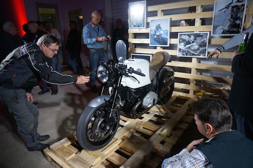 Deus Ex Machina Kawasaki BMW R nineT Heinrich Maneuver