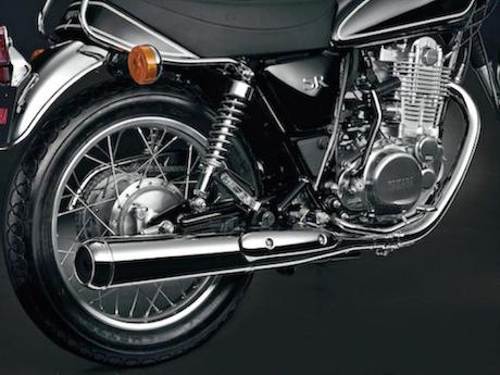 SR400 exhaust pipes are coated with Yamaha's SixONy film position