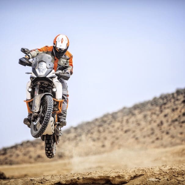 KTM-1090-ADVENTURE-R_Action-01.jpg