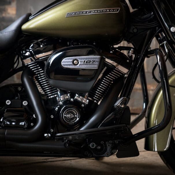 Harley Milwaukee Eight engine goes black with 2017 FLHRS Road King Special Touring bagger leak