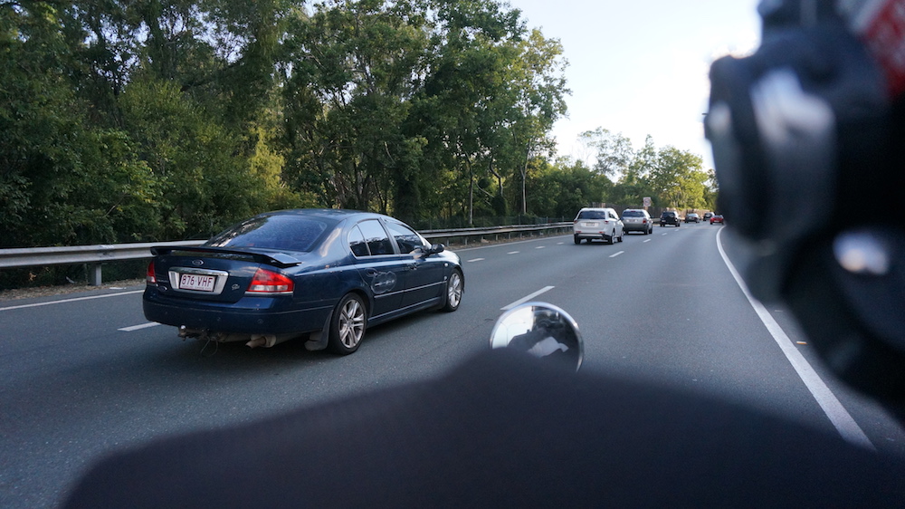 How to overtake traffic lane filtering