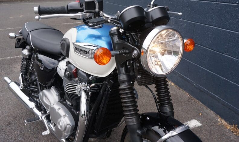 triumph bonneville t120 oil capacity