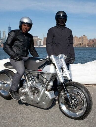 America's newest motorcycle company, Vanguard, has teamed up with fellow American Bluetooth company FUSAR and Isle of Man helmet company Veldt to offer an exclusive helmet.