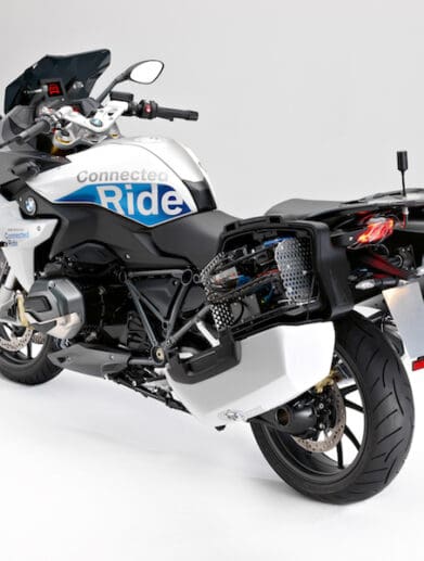 With the R 1200 RS ConnectedRide prototype, BMW Motorrad presented a motorcycle, giving visitors of the CMC Conference 2017 on 12 October at BMW Welt in Munich, a look into the future of motorcycle safety systems. V2v