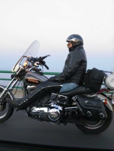 Michigan rider Phil Comar, known as the No Hands Man, has set a new world record for riding 600 miles without touching the handlebars.