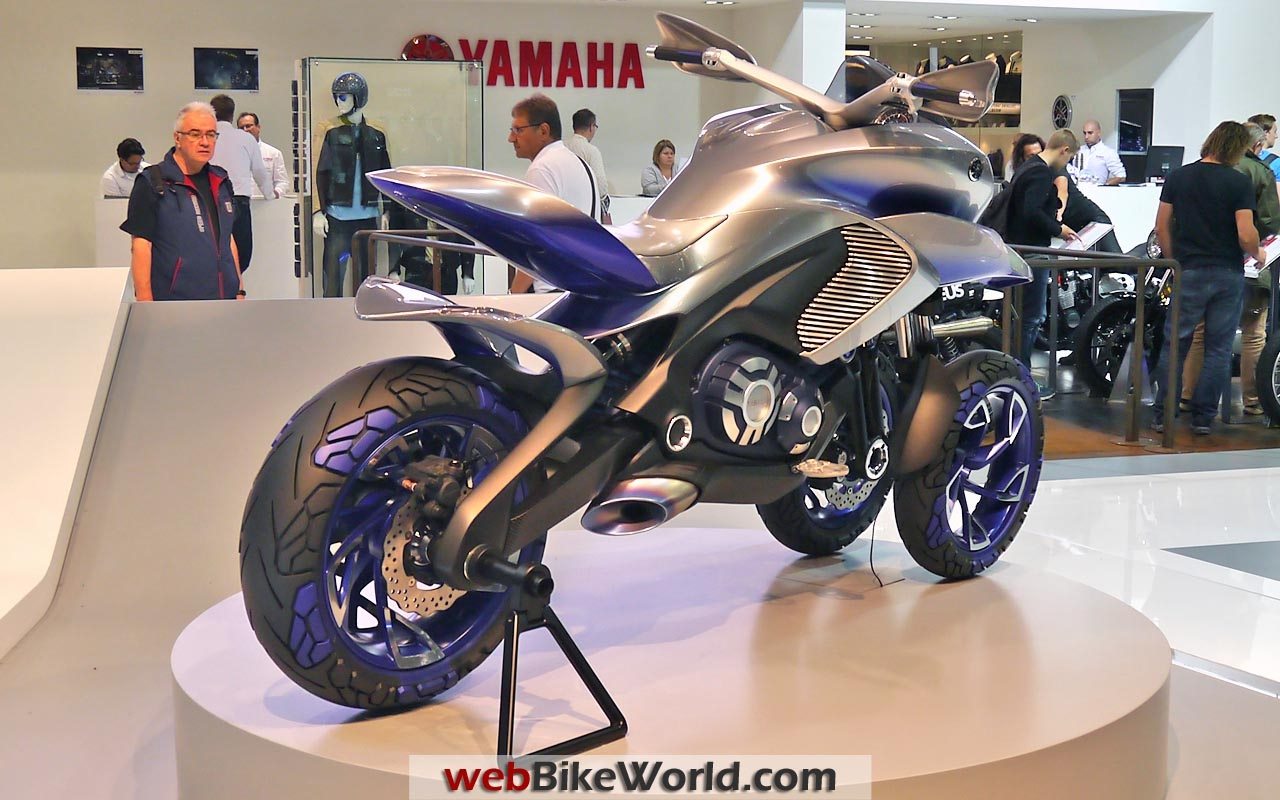 La LIVE 3.5 est sortie ! Yamaha_3wheel_motorcycle_concept_rear