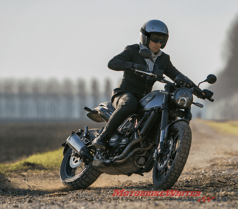 2018 Benelli Leoncino Trail - Davidson motorcycle seat