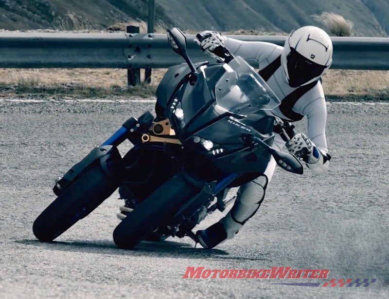 Yamaha Niken neowing leaning