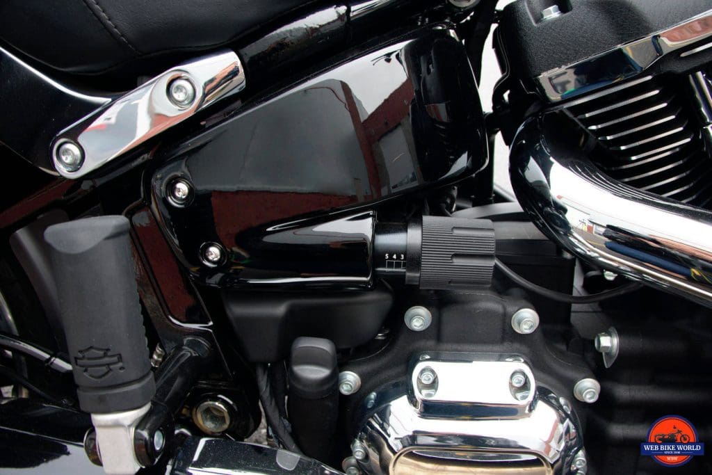 Rear suspension preload adjuster handle on a Sport Glide.