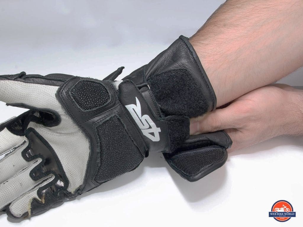 4SR 96 Stingray gloves wrist closure.