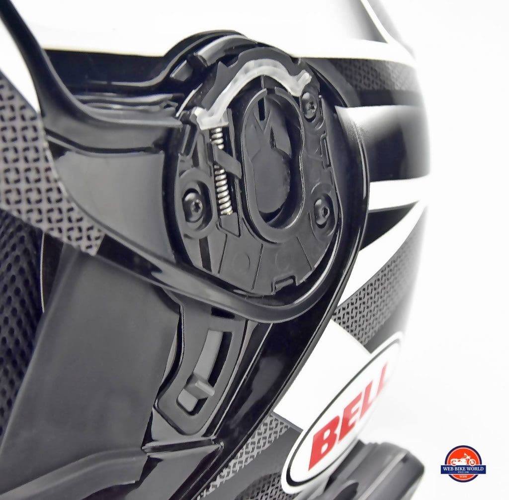 The Bell SRT Modular hinge and visor lock.