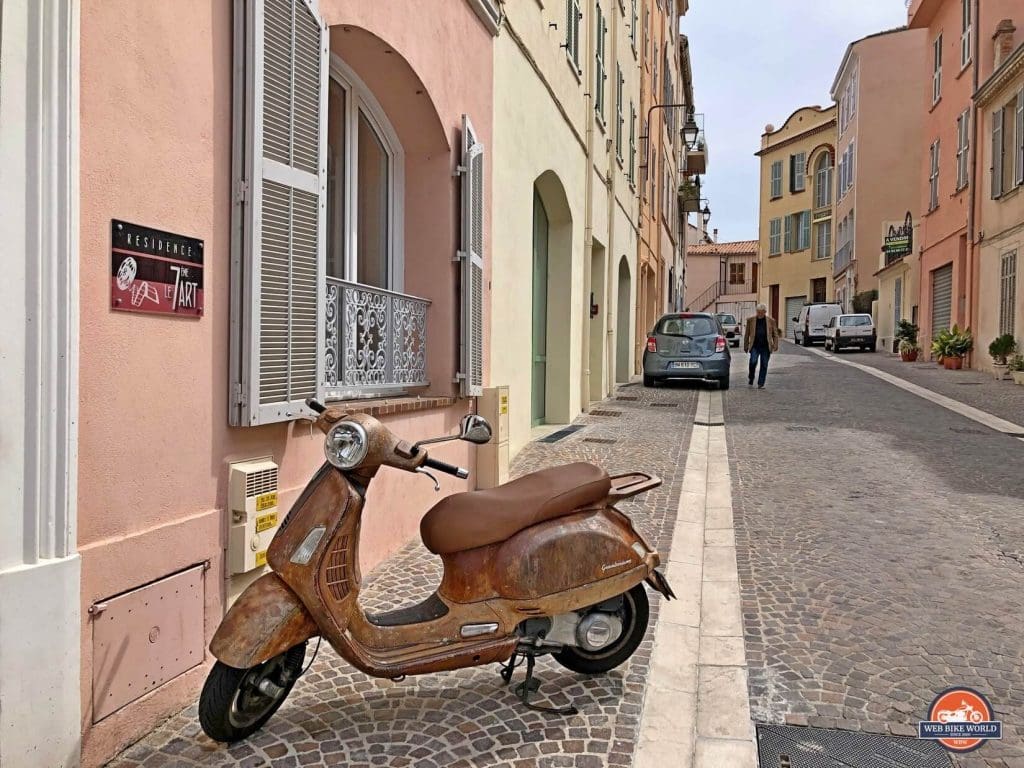 A scooter sitting in an alley in Grasse, France.