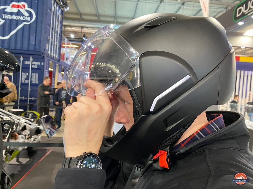 Trying to focus the HUD on the Crosshelmet.