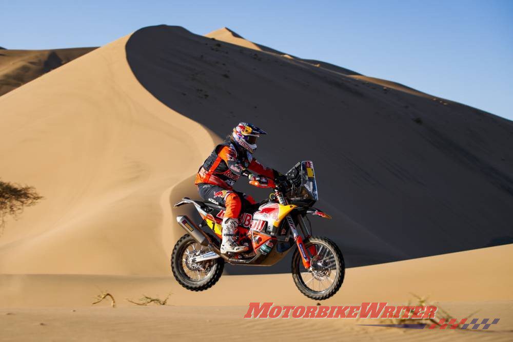 Toby Price fighting in Dakar Rally