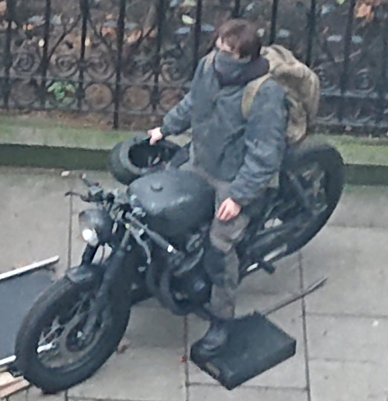 Arriba 83+ imagen robert pattinson batman motorcycle