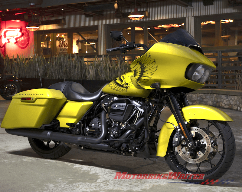 A special paint job with an eagle on the right side of the tank and fairing is now available for the Harley-Davidson Road Glide Special.