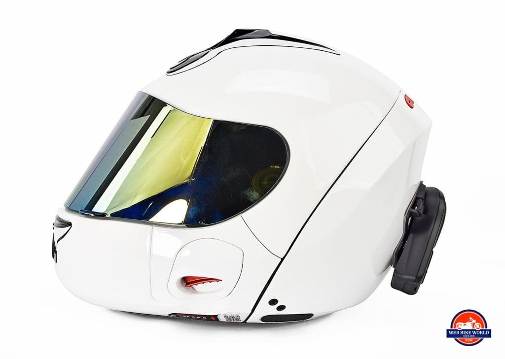 The Vozz RS 1.0 helmet with the Domio Moto installed on it.
