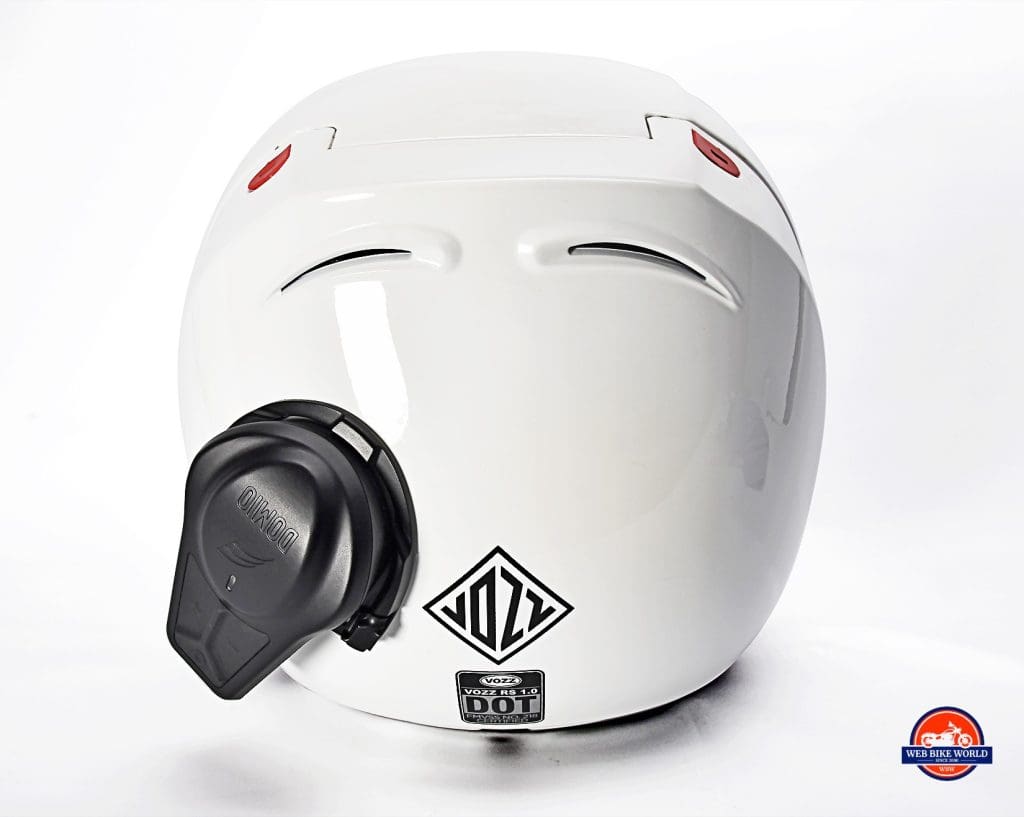 The Vozz RS 1.0 helmet with the Domio Moto installed on it.