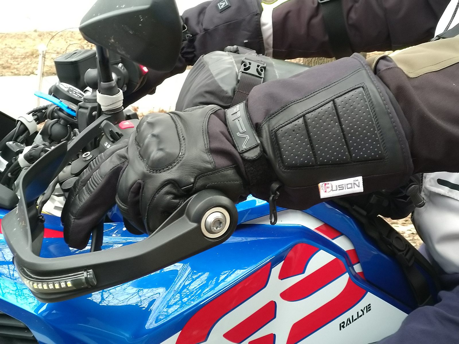 https://www.webbikeworld.com/wp-content/uploads/2020/04/wbw-volt-fusion-heated-gloves-8.jpg