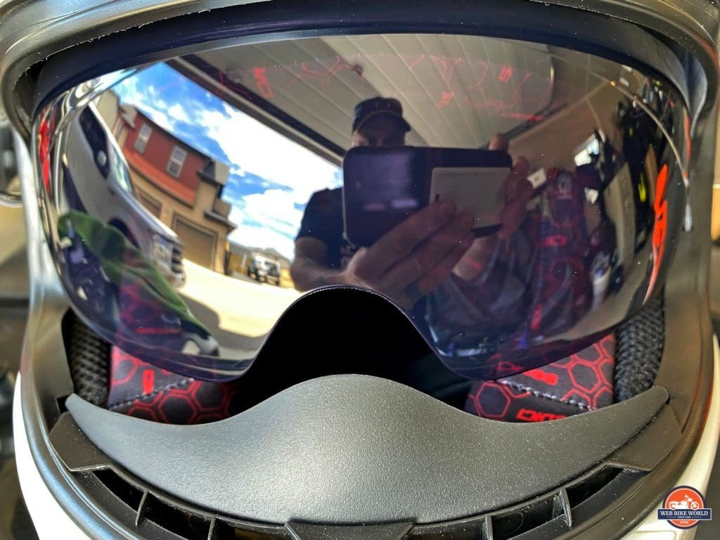 The sun visor in the Sedici Strada II helmet