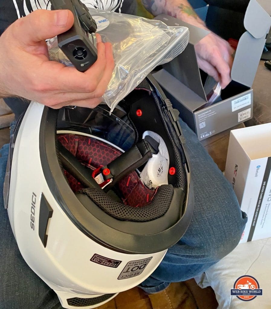 Installing a Sena 10C EVO in a Sedici Strada II helmet.