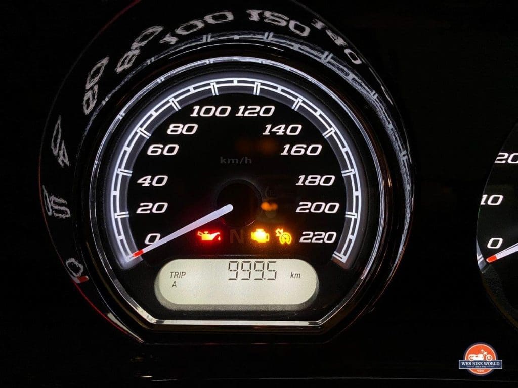 A Harley odometer reading just under 1000 kilometers.