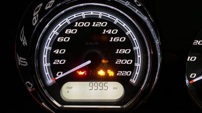 A Harley odometer reading just under 1000 kilometers.