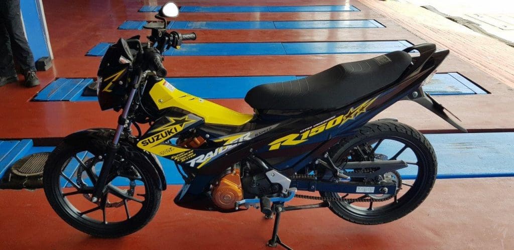 yellow suzuki raider 150