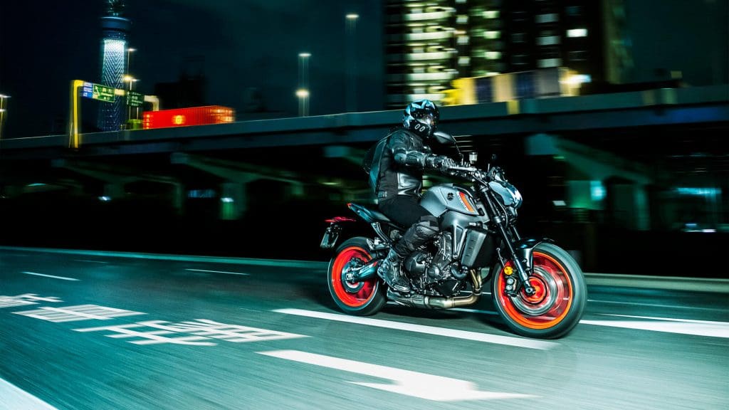 2021-Yamaha-MT09-EU-Storm_Fluo-Action-006-03-1024x576.jpg