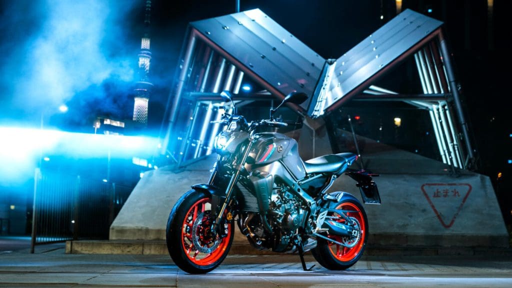 2021-Yamaha-MT09-EU-Storm_Fluo-Static-005-03_Tablet-1024x576.jpg