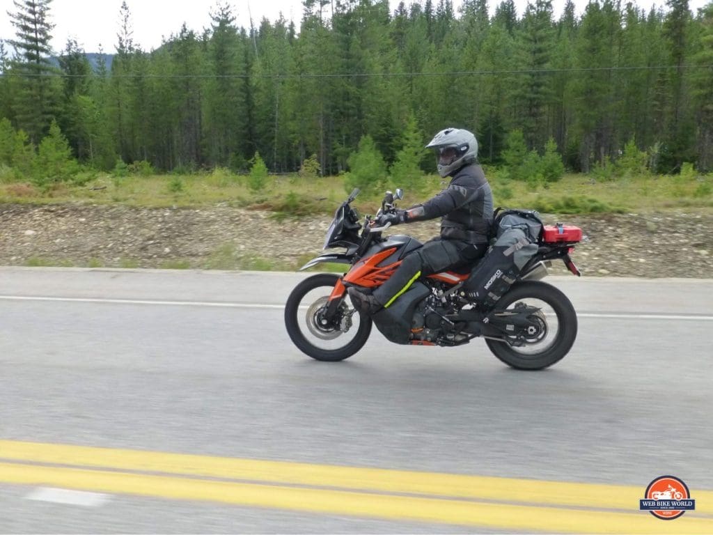 Jim Pruner riding his KTM 790 Adventure while wearing the Shoei Hornet X2 helmet.