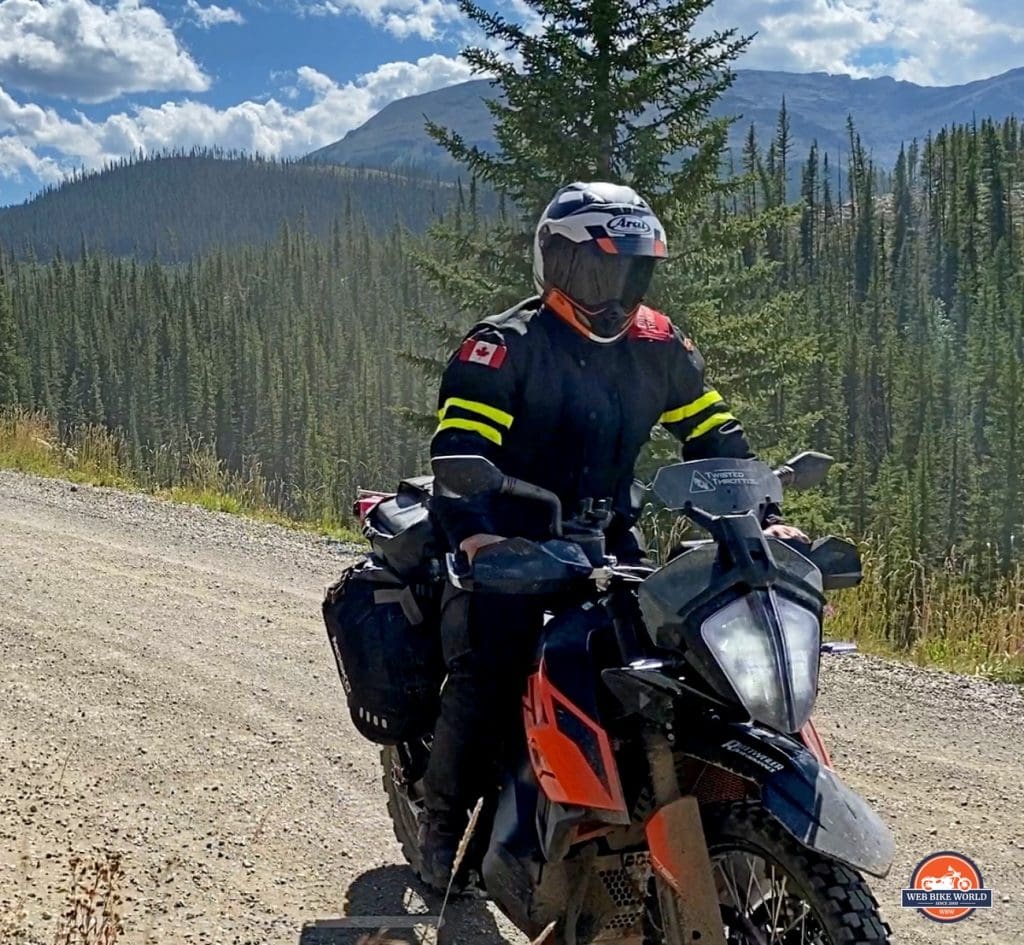 Jim Pruner riding a KTM 790 Adventure while wearing the Arai XD-4 helmet.