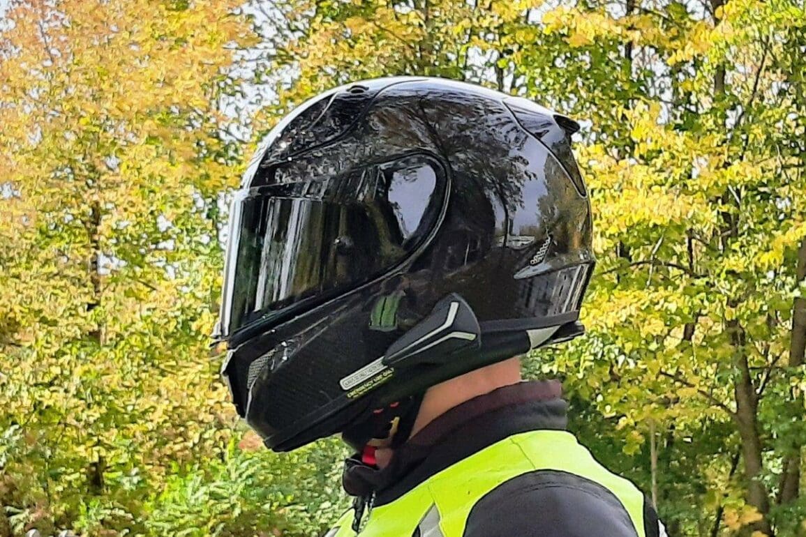 Side view of rider wearing RPHA 11 Pro Carbon helmet