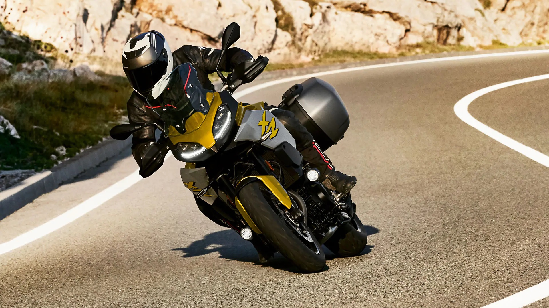 2021 BMW F 900 XR: Specs, Features, Photos, Colors, Price