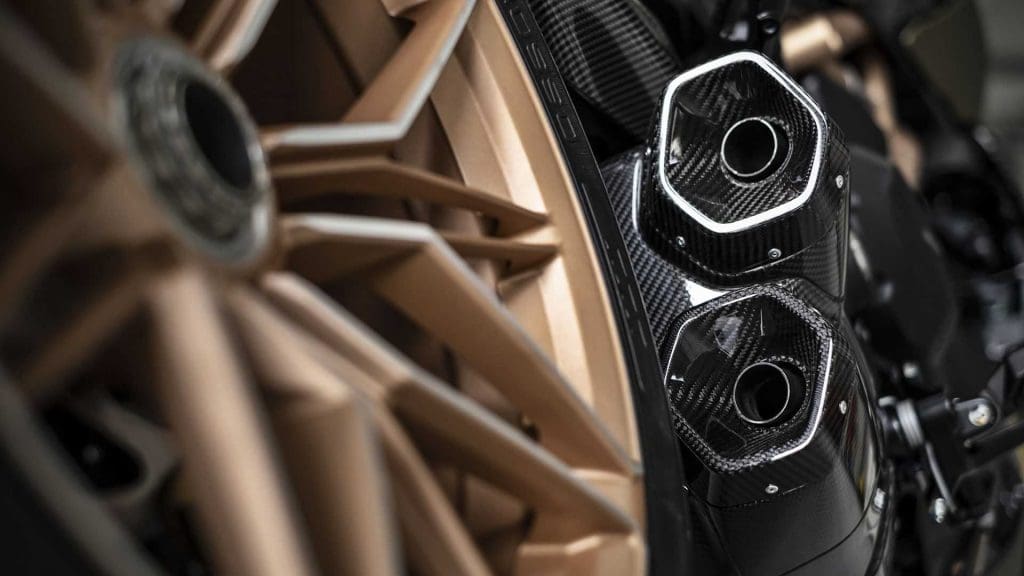 2021-ducati-diavel-1260-lamborghini-detail-hexagonal-exhaust-tips-1024x576.jpg