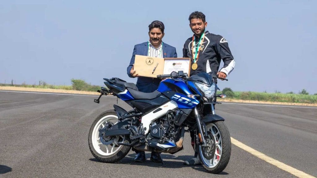 bajaj-pulsar-ns200-wheelie record