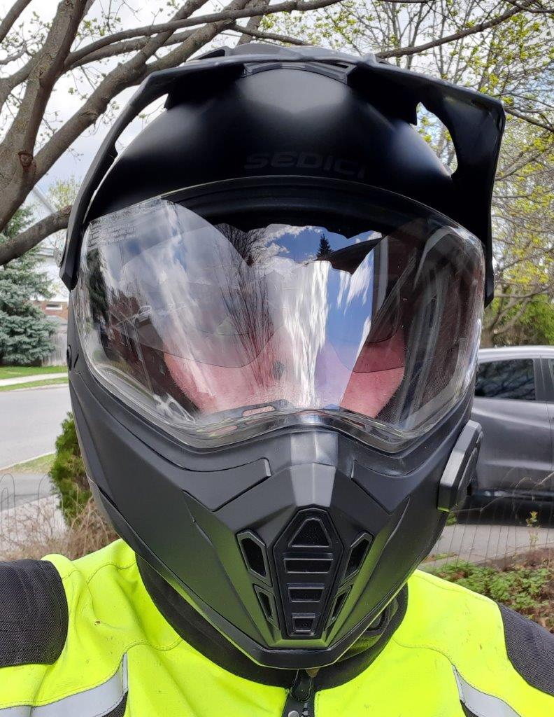 Front view of Bruce wearing the Viaggo Parlare helmet with visors down