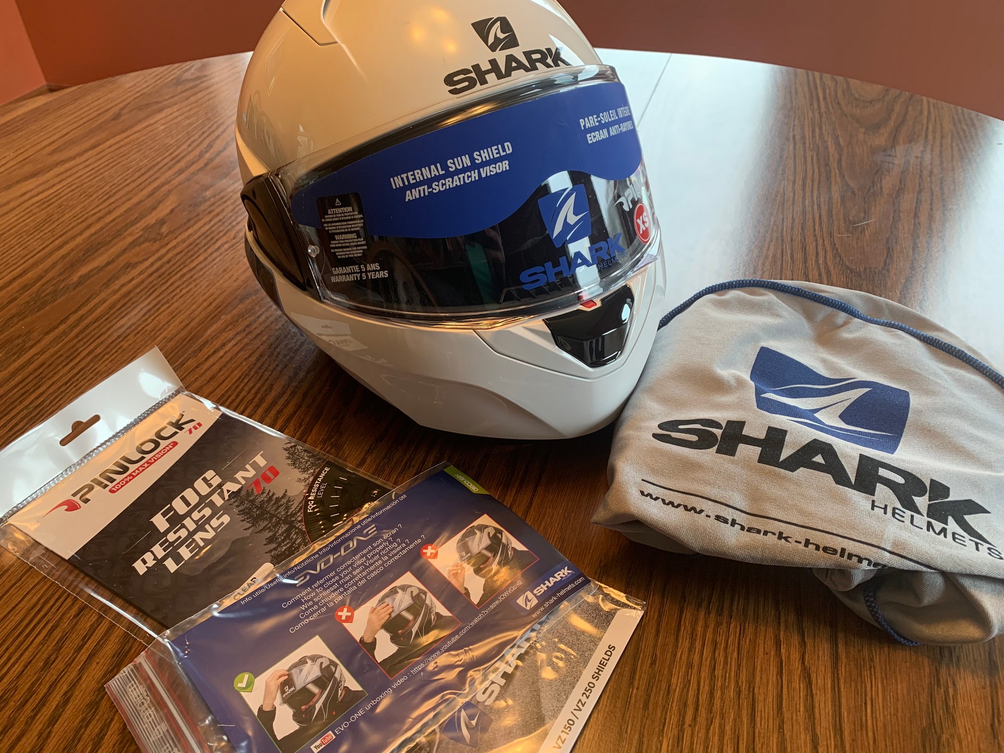 Box contents of the Shark EVO One 2