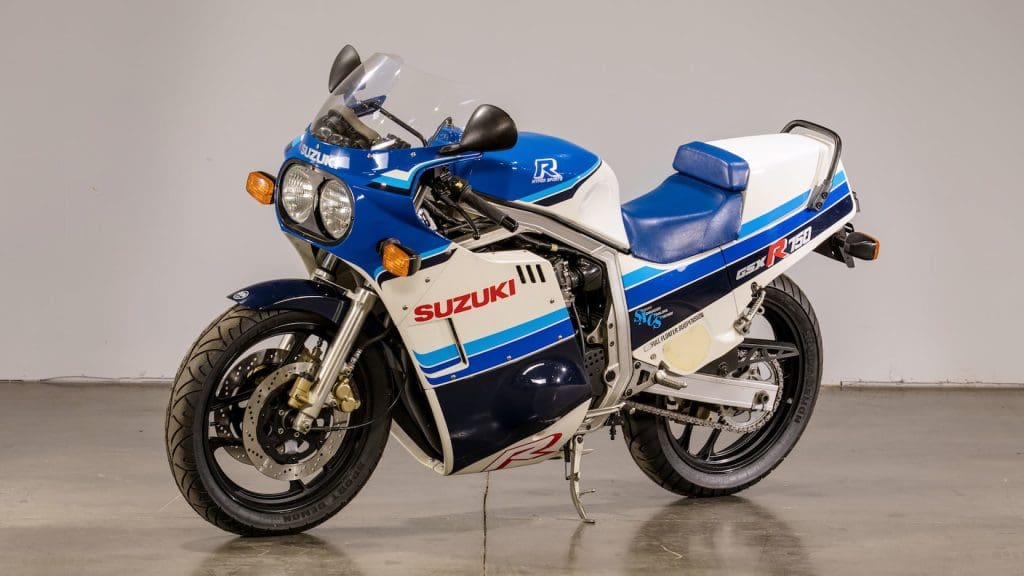 Suzuki GSX-R750 Front and Side View