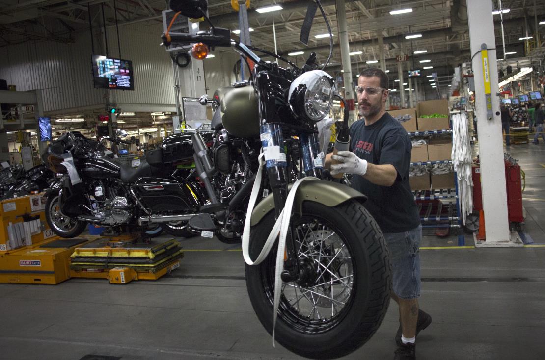 A mechanic getting a Harley Davidson bike ready for sales with the aid of the H-D1™ Marketplace